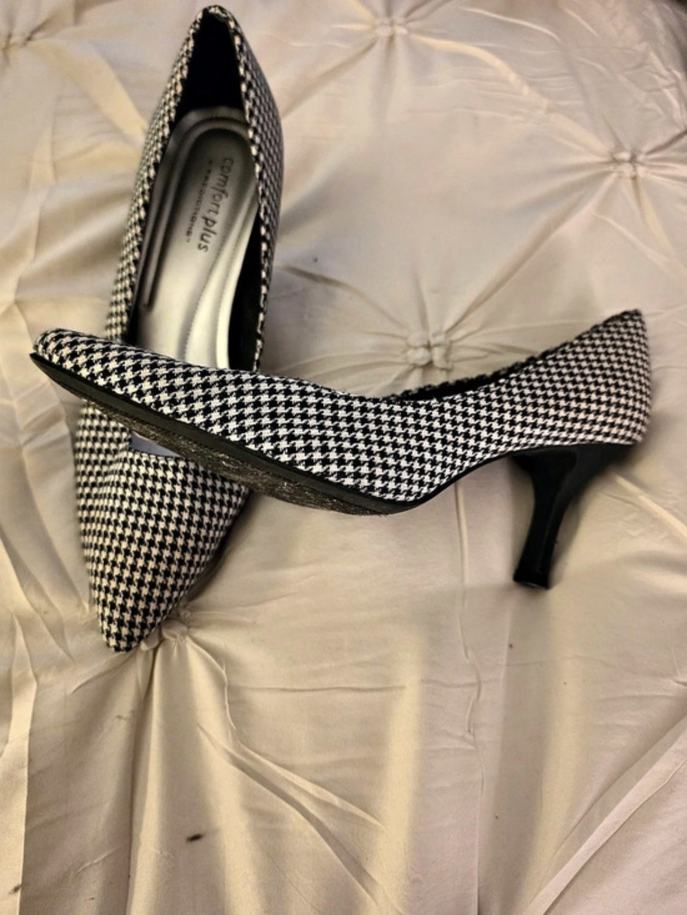 Comfort Plus Houndstooth Pointed Toe Heels in Black & White. Size 11